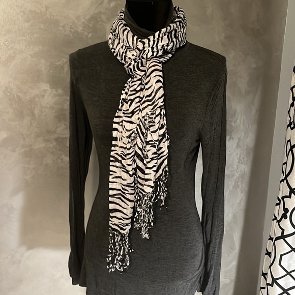 Fringed zebra scarf🧣 so versatile…Wear it a million different ways! One size - Picture 3 of 5